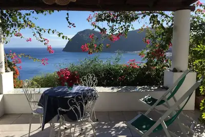 Image de Appartements dans une Villa, vue sur la mer et jardin de 2 à 24 personnes
