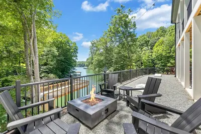Image de Drift Away Ridge, Brand New Lakefront Luxury w/ Covered Decks + Hot Tub, Fire Pit, Party Deck & Dock