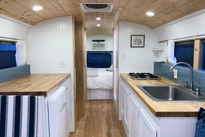 Image de Unique And Luxurious Skoolie - Galleria/Westchase