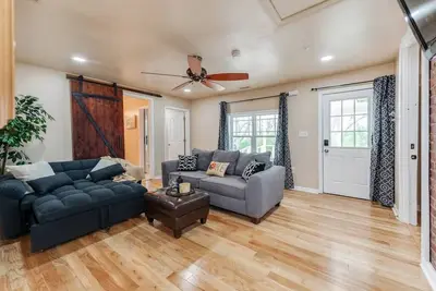 Image de Near Downtown Waxhaw Mellow Yellow Suite A