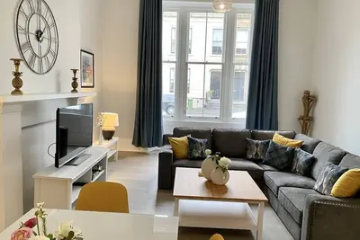 Image de Spacious, high ceiling, 2Bed City apartment with Free parking & super fast Wi-Fi