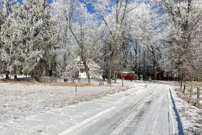Image de Step back in time at Clarence's Place retreat, our little farm in the woods.