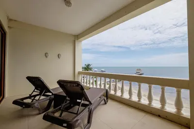 Image de Ocean's Edge 3a, Gorgeous Beachfront Condo, third-floor and steps from beach!