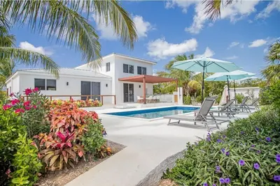 Image de Modern 4br oasis on 1 acre, 1 min from stunning Leeward Beach