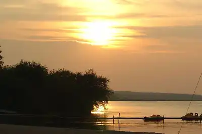 Image de 2 & 3 Bedroom Lakefront Cabins on Lac Ste Anne