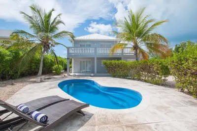 Image de Deja Blu, Breezy Beach House in Serene Leeward