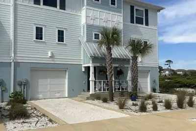 Image de Experience Luxury Living: Beautiful Townhome Embraces the Lost Key Lifestyle!