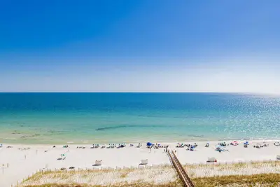 Image de Beachside Retreat: Unwind in Style at Beach Colony's Beachfront Condo!