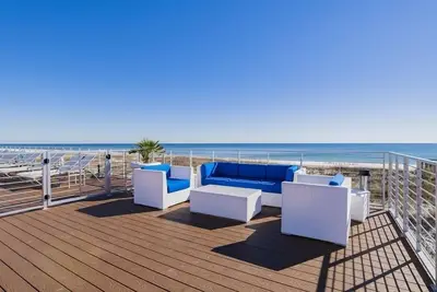 Image de Island Living In This Beautiful Townhome Embodies The Lost Key Lifestyle!