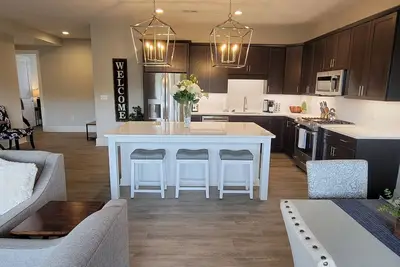 Image de Insta-worthy views! 🤩 2 Br condo in Dt Lynchburg