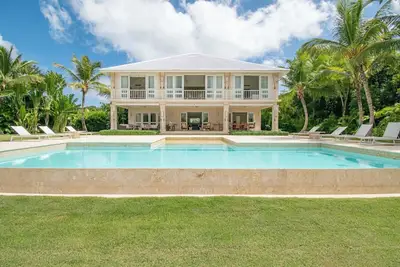 Image de Golf-front villa with large spaces, staff and pool, situated in luxury beach resort