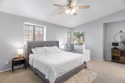 Image de Central Sacramento Home ♛Queen Beds - Clse Hwys** take a look!