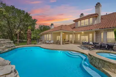 Image de Pool, Hot Tub, Fire Pit - Minutes to the Lake