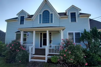 Image de Family-Friendly Oceanfront Haven, 4 bed, 2 bath sleeps 10. Ez beach access w. Ac