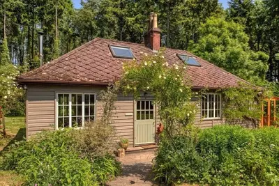 Tranquil Woodland Cottage, 10 Min Drive to Clifton