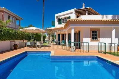 Image de Villa Nox est parfaite pour les familles avec enfants car la piscine est clôturée