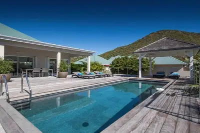 Dazzling Villa with Heated Swimming Pool