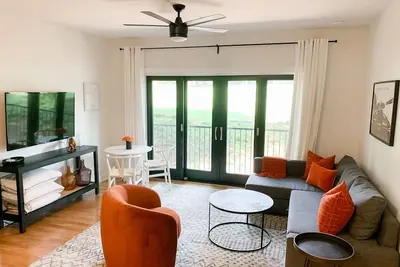 Image de Football! Walk to Death Valley/campus/downtown! Free Parking Spot! Next to Esso!