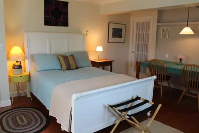 Charming Studio, Private Bath, Kitchenette, Deck, Walk to  Beach