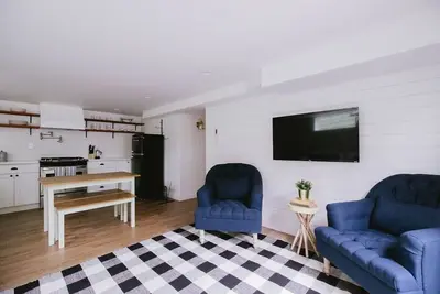Henry's Hideaway-Cozy Farmhouse Styled Guest Suite