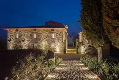 Image de A charming villa with 7 elegant suites located in the heart of Tuscany.