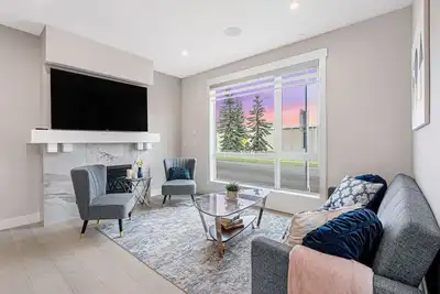 Image de 3 Bedroom with Sleeper Sofa Sleeps 8! Near downtown and Foothills Hospital