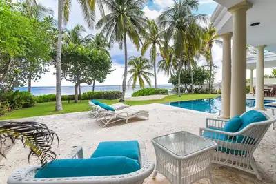 Image de Tatenda 6Bdr: Villa w/Heated Pool, Balcony Suites, Beachfront, Snorkeling
