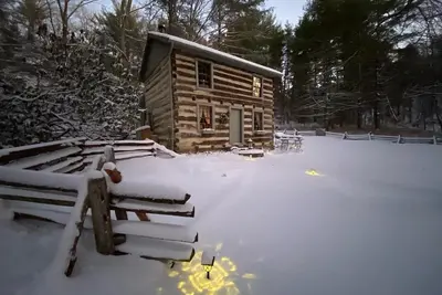 Image de 3 Sisters - Historic 1840 Pre-Civil War Log Cabin with sauna, hot tub & firepit!