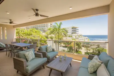 Image de Oceanfront and steps to the beach!