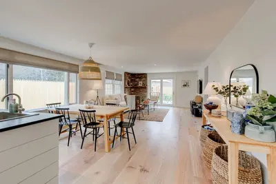 Image de Walk to Town/Golf Club - Renovated Edgartown Home