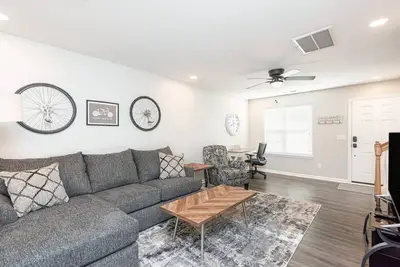 Image de Beautifully Furnished, Raleigh Townhome Retreat