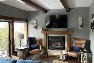 Image de Cozy remodeled condo close to the Village!