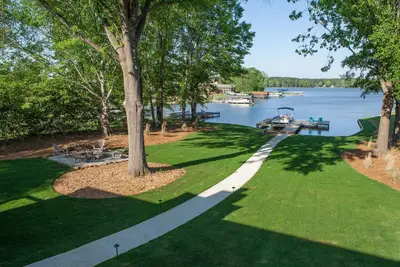 Image de Rare Find – Beautifully decorated 4b/4. 5b Lakefront Getaway! Centrally located