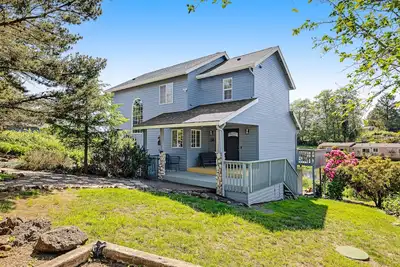 Image de Charming Lakefront Home with Private Hot Tub, Dock, and High-Speed WiFi