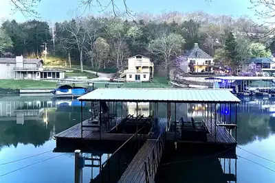 Image de Lake of the Ozarks, “Vista Cove” Private Lake Front Home w/ 2 slip private dock