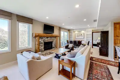 Image de Newly Remodeled, 2nd-Floor Condo w/Free WiFi, Golf & Ski Views, & Wood Fireplace