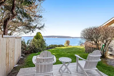 Waterfront Cottage with High-Speed WiFi, Ocean View, Private Deck, & Kitchenette