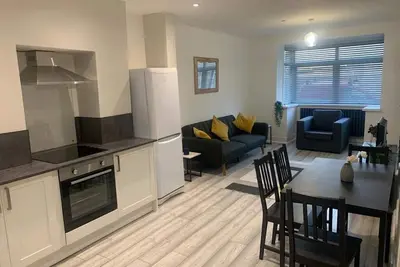 Image de Spacious central apartment, 100m from beach!