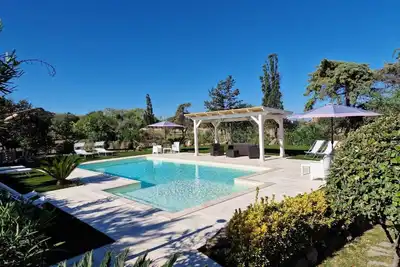 Image de Villa with swimming pool, surrounded by flower gardens, near the sea.