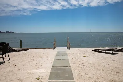 Image de Private Beach: A Slice Of Heaven @ Niantic W/ 6 Queens 1 Full Bed