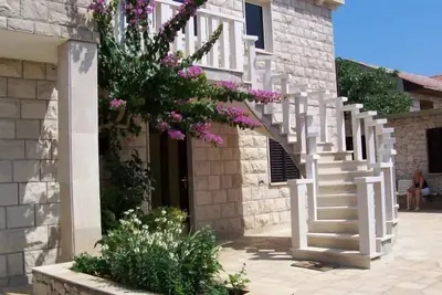 Image de Appartement de vacances Povlja pour 1 - 5 personnes avec 2 chambres à coucher - Maison de vacances