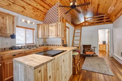 Image de Charming Tiny House Suite Retreat, loft & wildlife!