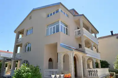 Image de Appartement de vacances Malinska pour 1 - 6 personnes avec 2 chambres à coucher - Maison de vacances