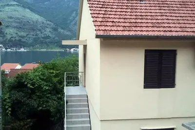 Image de Appartement de vacances Dobrota pour 1 - 5 personnes avec 2 chambres à coucher - Maison jumelée