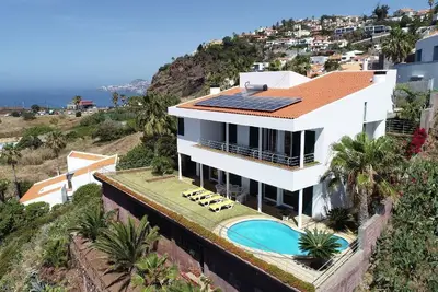 Image de Maison de vacances Caniço pour 1 - 8 personnes avec 4 chambres à coucher - Maison de vacances