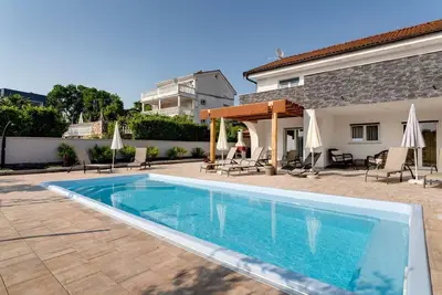 Image de Maison de vacances Krk (Stadt) pour 1 - 10 personnes avec 4 chambres à coucher - Maison de vacances