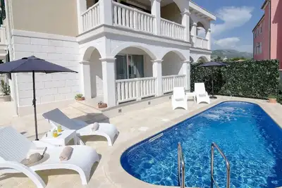 Image de Maison de vacances Sibenik pour 1 - 8 personnes avec 4 chambres à coucher - Maison jumelée