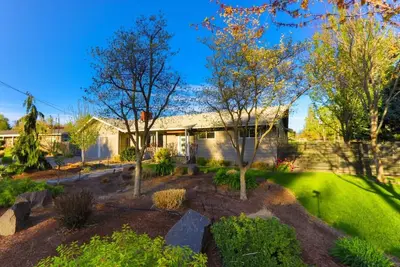 Image de Chestnut Place · Updated Home on Quiet Drive - Perfect Getaway