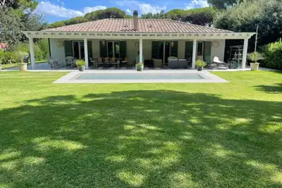 Image de Astonishing beachfront villa with private garden