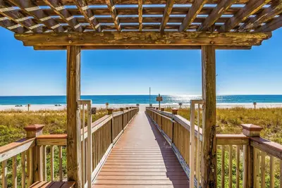 Image de Oceanfront Oasis: Beach Colony's Exquisite Condo Offers Beachfront Bliss!